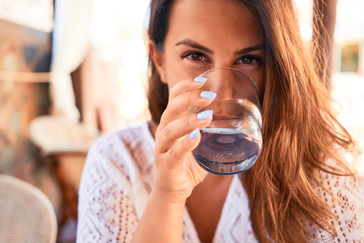 Hay que saber las cantidades óptimas que necesita el cuerpo, cómo beber o la temperatura adecuada, entre otras cosas.