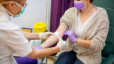 Mujer donando sangre