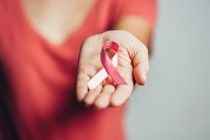 Mujer apoya a pacientes con cáncer