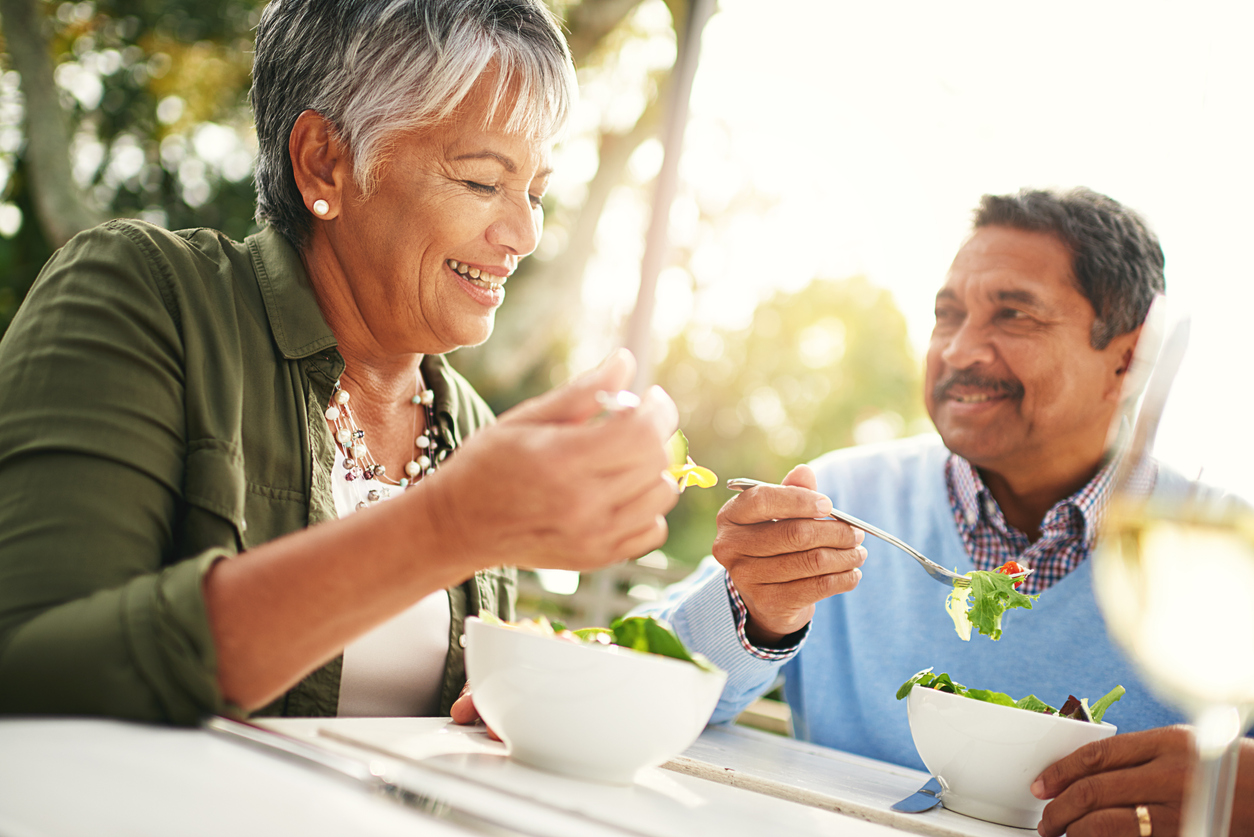 Personas comiendo sano para prevenir cáncer gástrico