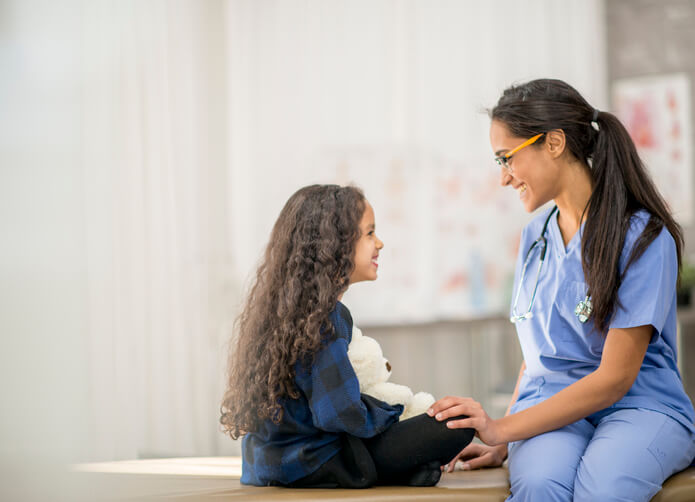 Doctora y niña con enfermedad de Crohn