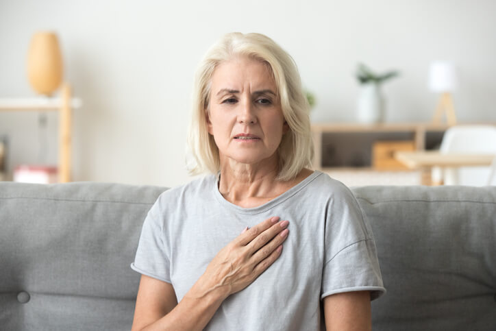 Mujer con síndrome de corazón roto