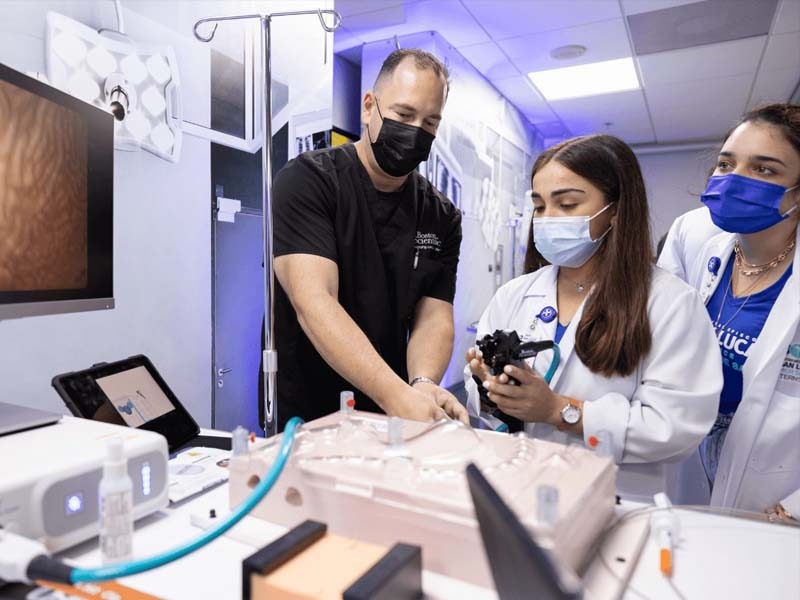 Centro Médico Episcopal San Lucas recibe estudiantes de escuela superior en iniciativa académica