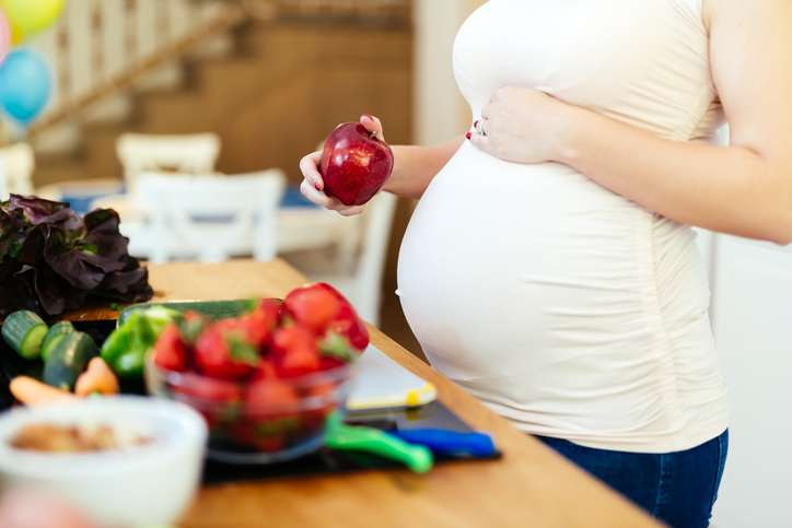 Una dieta variada y equilibrada es rica en nutrientes importantes para la salud presente y futura de la madre y el bebé.
