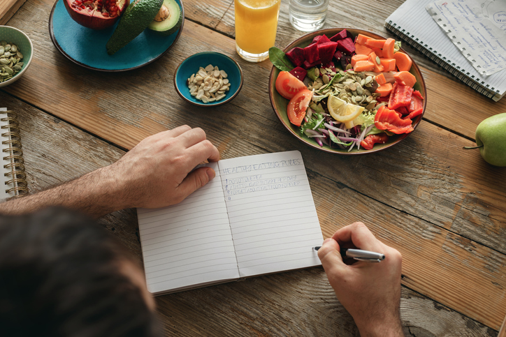 Estos son los alimentos y nutrientes que necesitas consumir