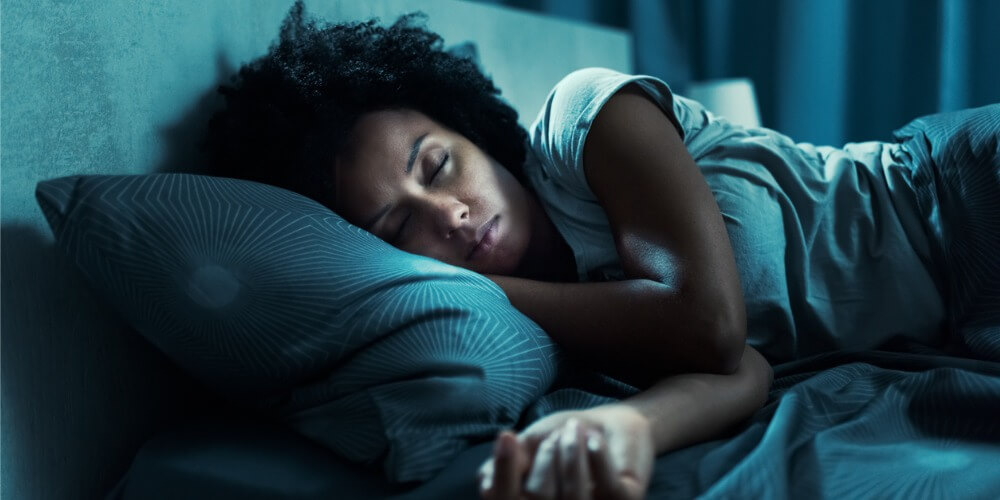 mujer durmiendo en su cama de noche despertar de noche es la noradrenalina mejorando la memoria