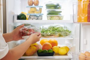 Haz lo siguiente con los alimentos o recipientes que pudieron haber estado en contacto con el agua de la inundación o tormenta.