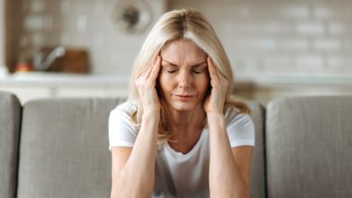 Las migrañas pueden manifestarse más seguido y de manera más intensa en las mujeres debido a fluctuaciones hormonales.