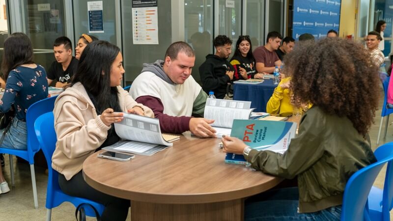 Ante escasez de asistentes de terapia física realizan repaso gratuito para la reválida