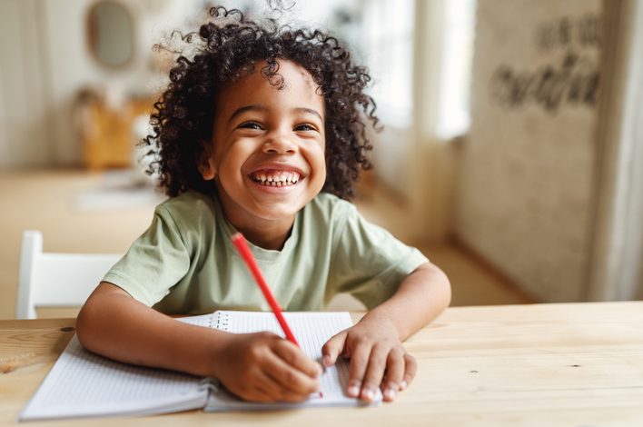 Algunos defensores de la escritura a mano argumentan que esta habilidad es fundamental para el desarrollo cognitivo y motor de los niños.