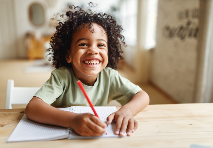 Algunos defensores de la escritura a mano argumentan que esta habilidad es fundamental para el desarrollo cognitivo y motor de los niños.