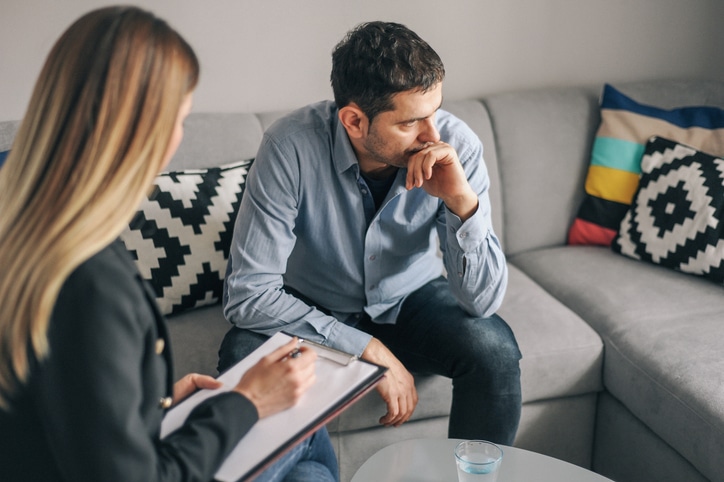 La terapia ocupacional motiva al cliente y promueve encontrar significado y valor en las actividades, mientras maneja su adicción.