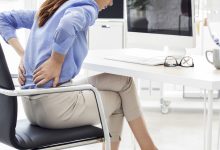 La espondilitis anquilosante puede presentar desafíos únicos en el lugar de trabajo debido a sus síntomas y limitaciones.