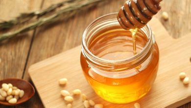 Este néctar se transforma en miel dentro de la colmena mediante la acción de enzimas que descomponen los azúcares complejos en azúcares simples.
