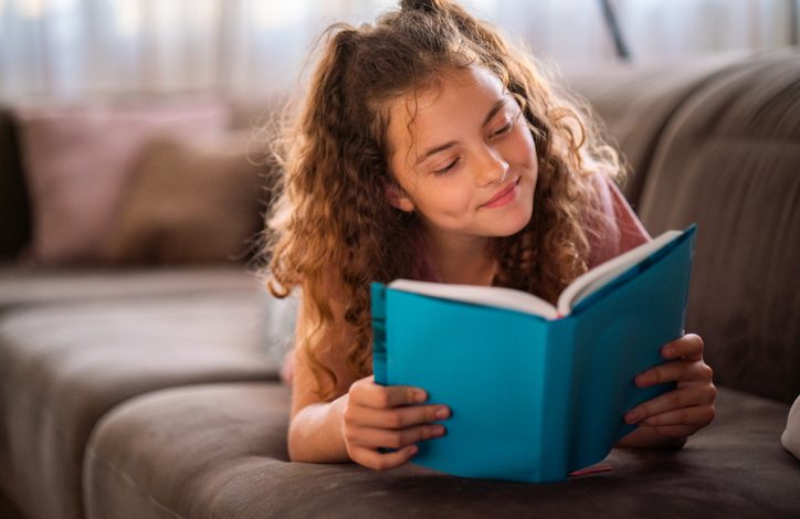 La lectura durante el verano no solo es una excelente forma de entretenerse, sino que también ayuda a mantener y mejorar las habilidades cognitivas adquiridas durante el año escolar.