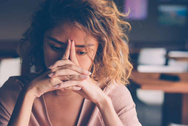 Según investigaciones recientes, aproximadamente un tercio de los adultos diagnosticados con EoE experimentan ansiedad, mientras que hasta un 15% enfrentan depresión.
