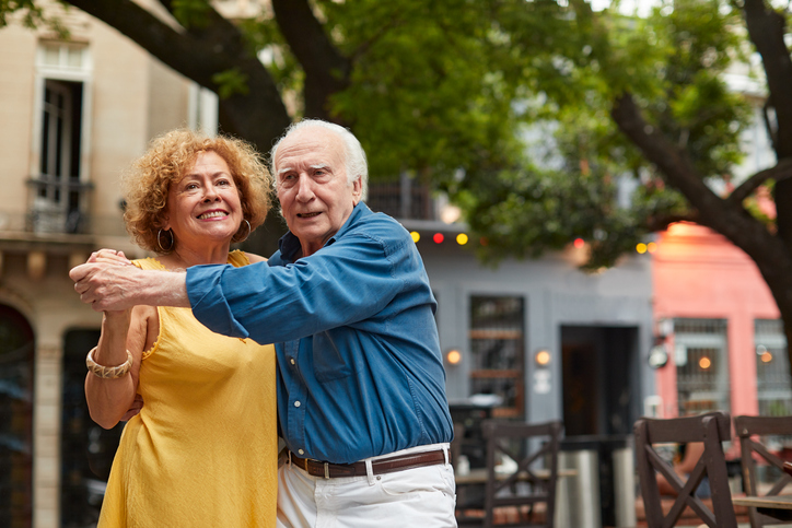 El tango ofrece una forma divertida y estimulante de rehabilitación, permitiendo a los pacientes conectarse con el movimiento a través de la música y la danza.