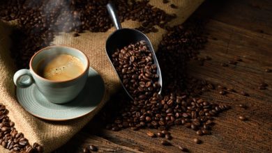 Existen personas que al consumir altas cantidades de cafeína, pueden desarrollar alta presión arterial.