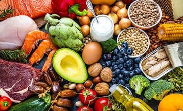 Optimiza tu rendimiento mental con alimentos como nueces, arándanos y aguacate. Mejora tu concentración y protege tu cerebro con una dieta adecuada.