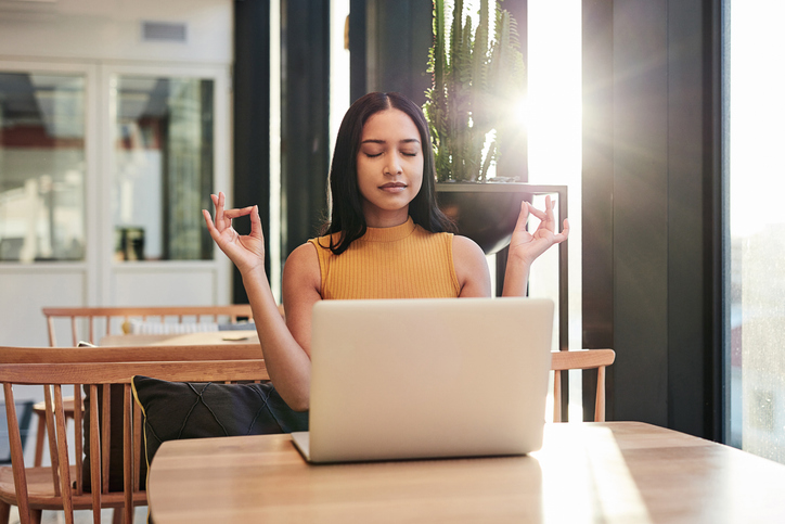 Empieza con pequeños pasos y observa cómo tu calidad de vida en el trabajo mejora notablemente.