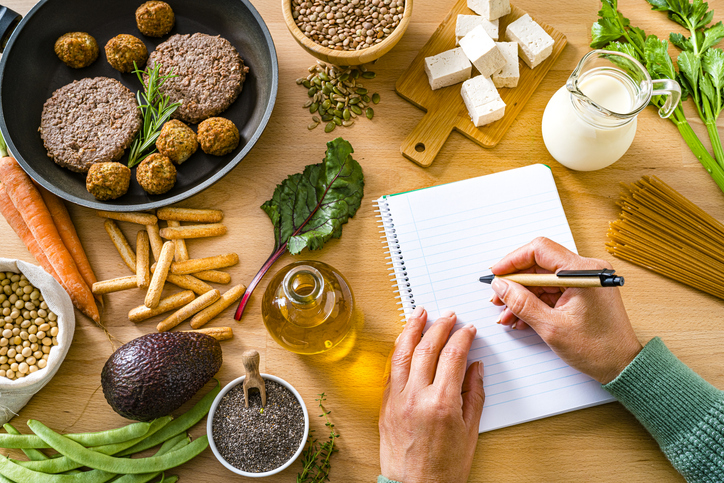 Identifica tus alimentos desencadenantes para controlar los síntomas de la EII. Aprende a ajustar tu dieta y mejorar tu bienestar.