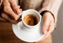 Beber más de tres tazas de café al día podría acelerar el declive cognitivo, según un estudio presentado en la Conferencia Internacional de la Asociación de Alzhéimer 2024.