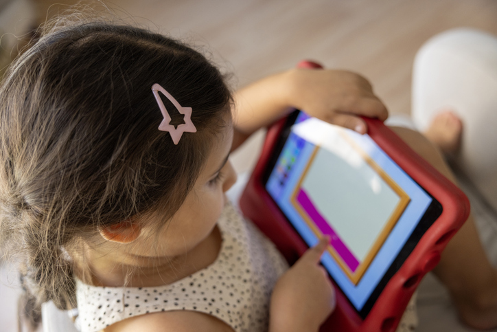 Un nuevo estudio revela que el uso frecuente de tablets en niños pequeños está relacionado con un aumento en ataques de ira y problemas de regulación emocional.