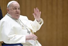 A los 88 años, el Papa Francisco enfrenta una grave complicación de salud tras ser diagnosticado con neumonía bilateral, lo que ha afectado su recuperación.