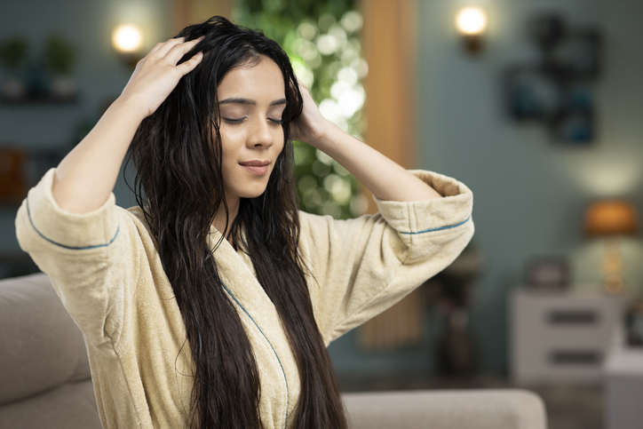 La caída del cabello es una preocupación frecuente tanto en hombres como en mujeres, con causas que van desde factores hormonales hasta el estrés y la nutrición.