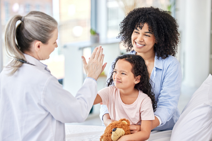 La artritis idiopática juvenil es una enfermedad que puede durar toda la vida, pero su tratamiento puede ayudar a aliviar el dolor.