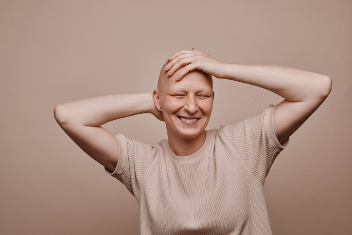 Aunque no existe una cura definitiva para la alopecia, hay una serie de estrategias y consejos de cuidado capilar que pueden ayudar a mantener un cabello saludable y mejorar la confianza en uno mismo.