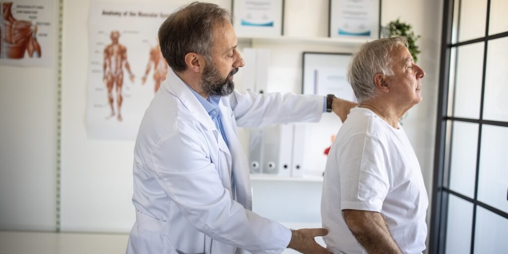 La estenosis espinal ocurre cuando el espacio dentro de la columna vertebral es demasiado pequeño.