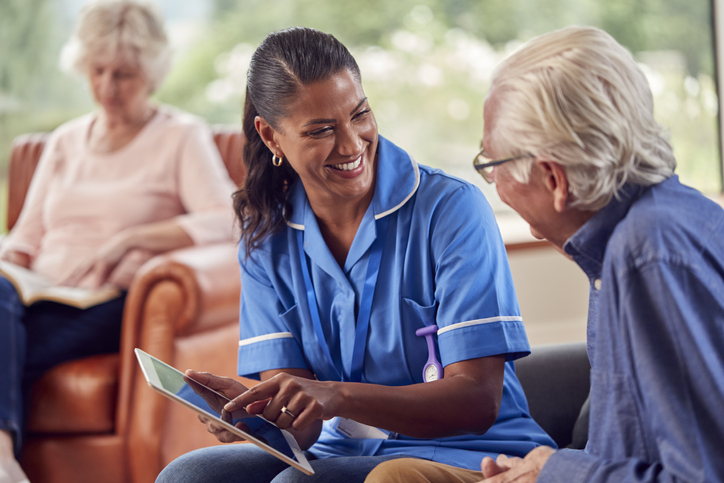 El rol del profesional en trabajo social en el campo de salud es atender aquellos aspectos sociales que pueden incidir en el proceso salud-enfermedad.